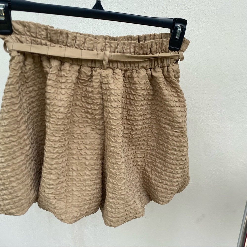 Textured Tan Puff Crop Top & Balloon Shorts Size Medium - Picture 5 of 7